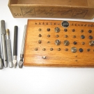 44 Stck.Zuklie Steinbeabeitungswerkzeuge auf einem Holz aus Uhrm.- Nachlass