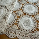 Beigefarbiger Häkeltischläufer mit bestickten Stoffeinsätzen - 40 x 95 .Handarb.