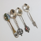 4x Andenken Löffel teils versilbert teils Emaille Malerei