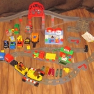 Lego Duplo Eisenbahn mit viel Zubehör plus Brücke, Bahnhof, Tankstelle, Kran