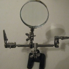 Starke Lupe mit Befestigungsklammern, nach allen Seiten drehbar,fest stehend