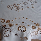 Weiße Baumwolltischdecke - Durchbruchstickerei .110 x 150 cm .