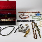 Großes Konvolut Modeschmuck Armbanduhren versch. Art & Materialien im Etui