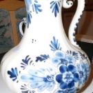 gut erhaltene Kanne,Vase??, in weiß / Blau, aus Holland