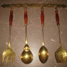 MESSING Küchenhelfer m. Holzgriff u. Wandbefestigung aus Indien -  aus Nachlass