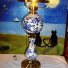 Sehr schöne Lampe im Stil einer Petroleum Lampe mit Keramik und Messing