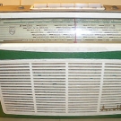altes Kofferradio PHILIPS Dorette 272, 50er Jahre, grün, Holzgehäuse