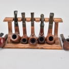 j9y50- 9 Pfeifen mit Ständer aus Holz: ua Raganella, Peterson's, Bari