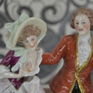 Scheibe-Alsbach Figur Figurengruppe galantes Paar-Schwan- H-22cm B-22cm T-20cm