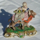 Très beau sujet en biscuit peint d'une bergère posant sur une chèvre. XIXe s.