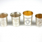 Konvolut - 4 Becher - verschiedene Formen & Dekore u.a. reliefiert - aus Silber